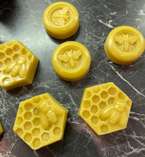 Bienenwachsprodukte mit Bienen- und Wabenmotiven